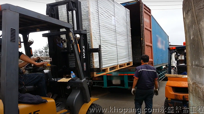 無塵庫板出口-使用大小堆高機裝貨櫃
